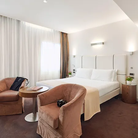 プラザ ホテル 4*