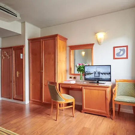 Plaza Hotel 4*